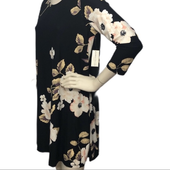 Bobbie Brooks Dresses & Skirts - 4/$25 sale Short floral dress keyhole 3/4 sleeve